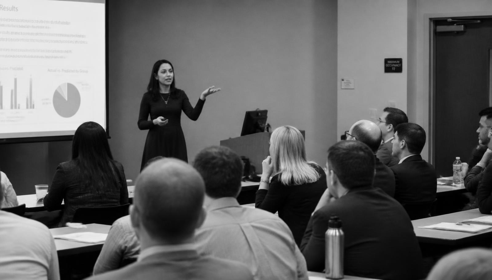 Bárbara Campolina em aula presencial com advogados trabalhistas